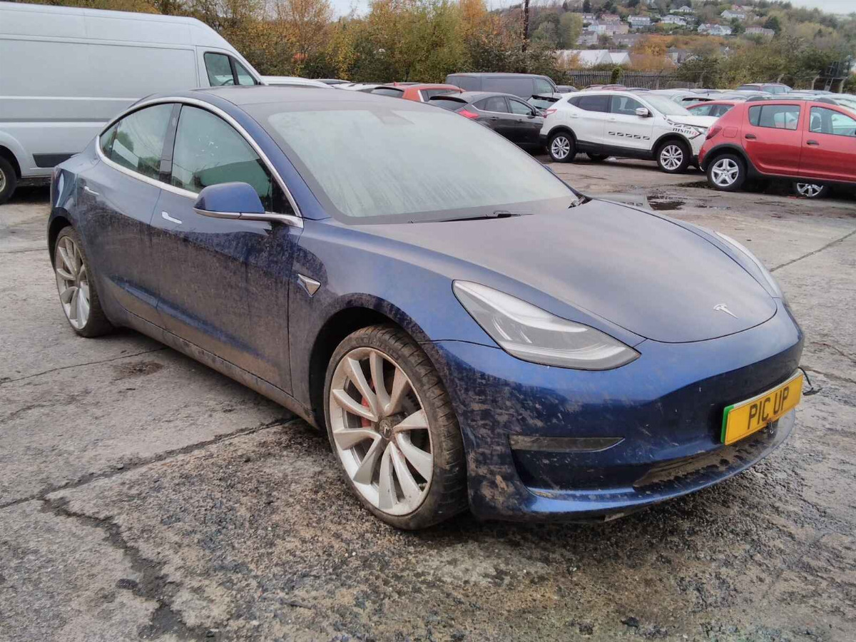 TESLA MODEL 3